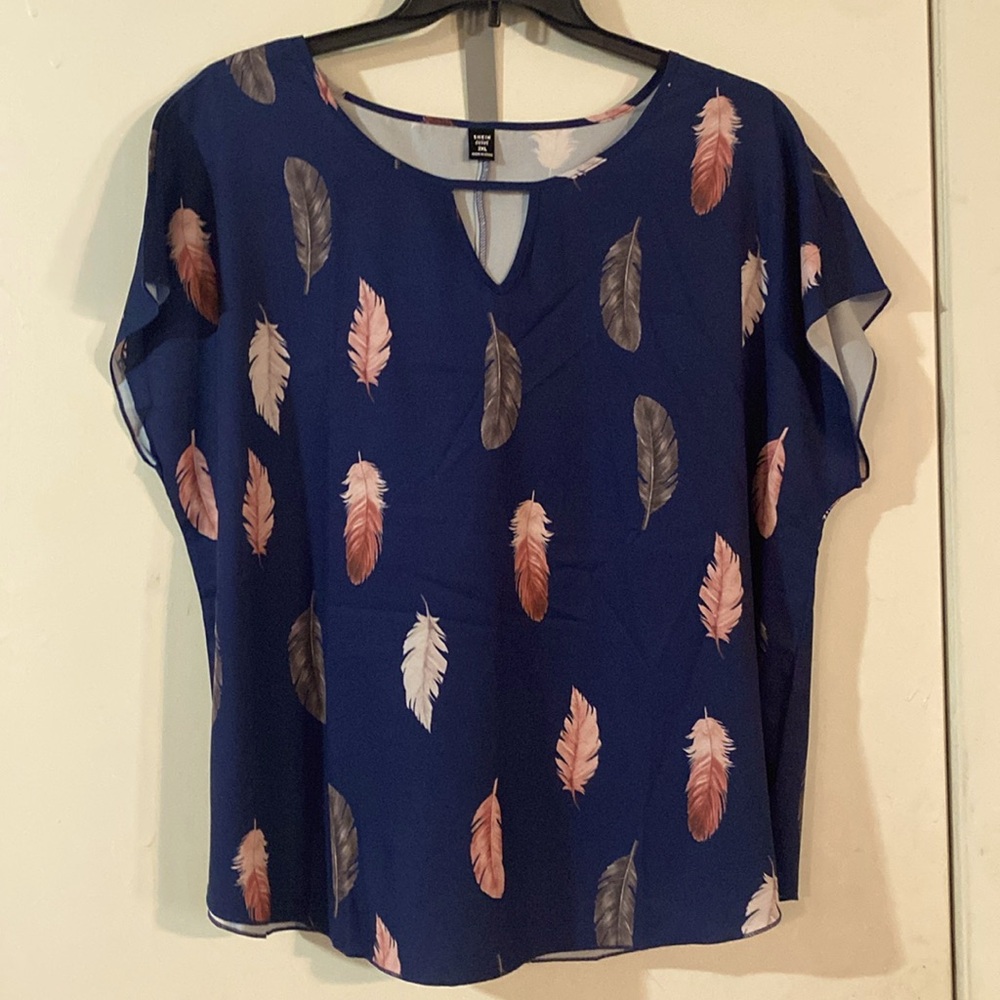 Women’s 2xl feather print blouse
